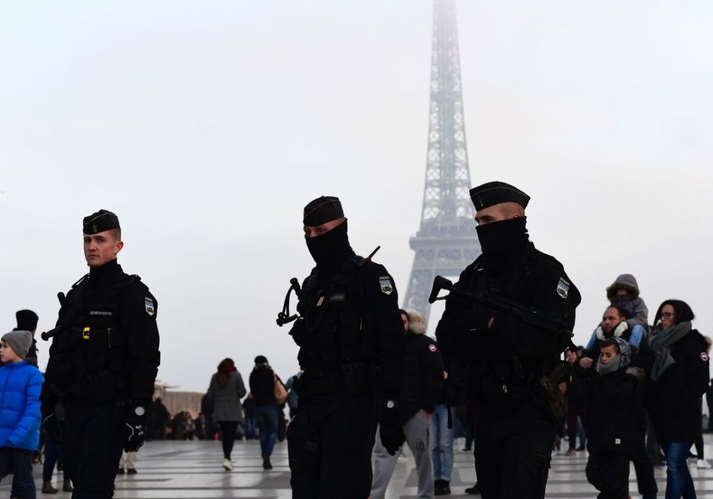 فرانسه برای محافظت از برج ایفل دیوارهای ضد گلوله می سازد